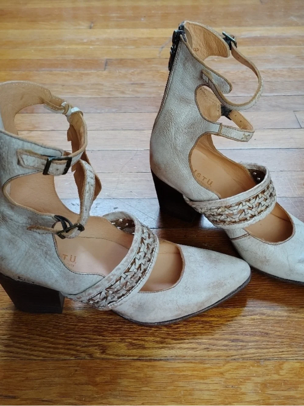 Bed Stu Baylor Beige Distressed Leather Heels Size 9 US Women'